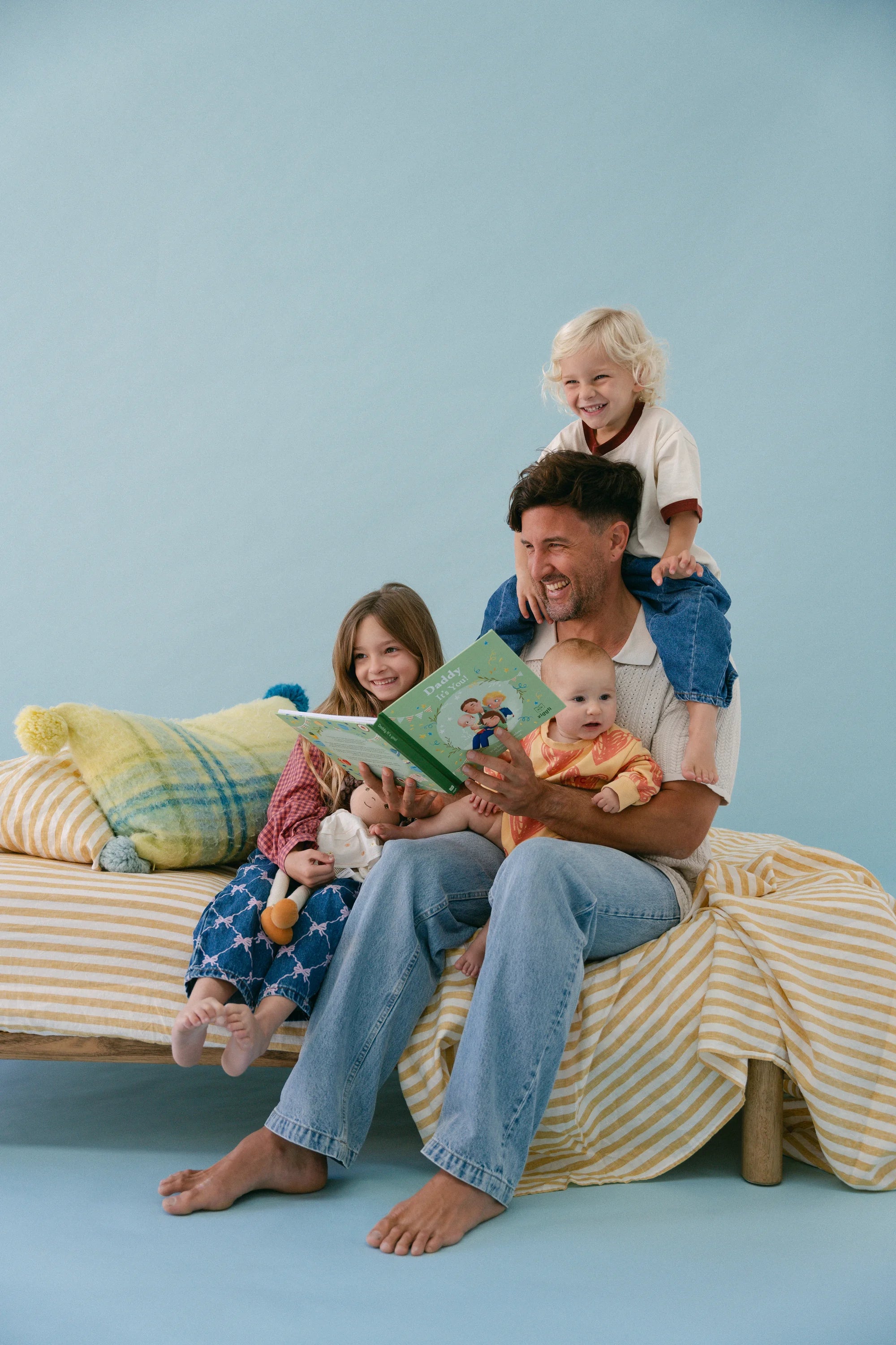 Ziggli's "Daddy It's You!" personalised book being read by a happy smiling family
